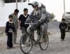 Soldato americano in bicicletta a Bajii Iraq foto Stefano Rellandini 25 novembre 2007.jpg