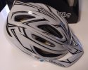 Casco TROY LEE DESIGNS TLD A2 MIPS Pinstripe